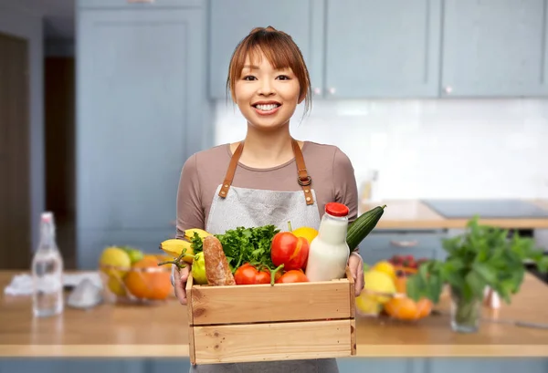 Chef femenino con comida en caja de madera en cocina —  Fotos de Stock