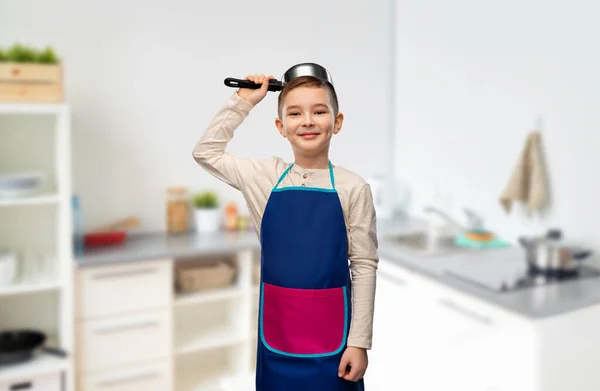 Šťastný chlapec hraje s pánev v kuchyni — Stock fotografie