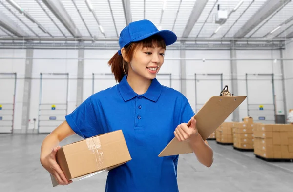 Delivery woman with parcel and clipboard — Stock Photo, Image