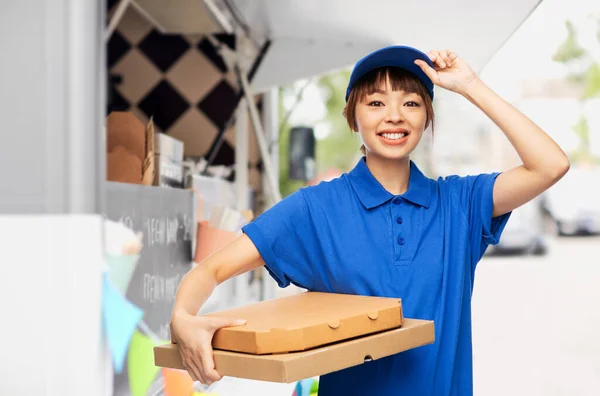 Mujer de entrega con cajas de pizza para llevar — Foto de Stock