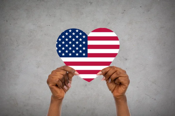 Χέρια που κρατούν την καρδιά σε χρώματα της σημαίας της Αμερικής — Φωτογραφία Αρχείου