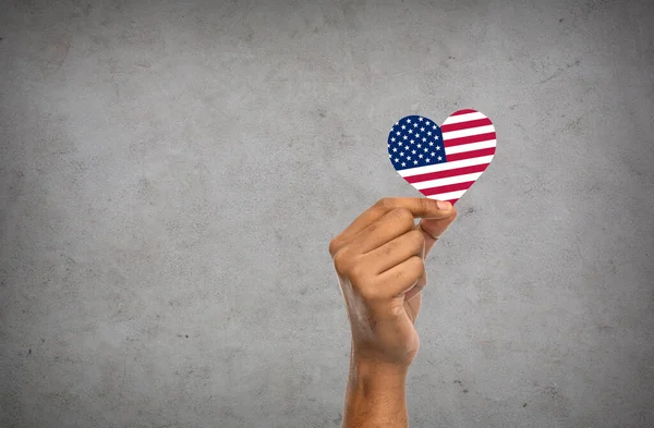 Hand hålla hjärtat i färger av flagga i Amerika — Stockfoto