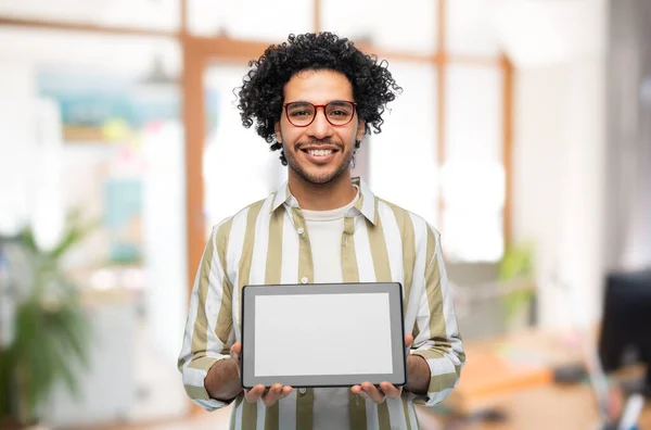 Joven feliz con la computadora de la tableta PC en la oficina — Foto de Stock