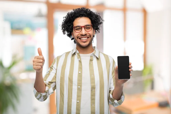 Hombre en gafas con smartphone mostrando los pulgares hacia arriba —  Fotos de Stock