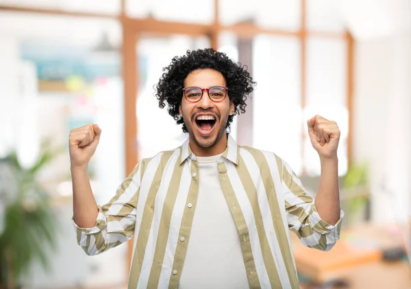 Homem feliz em óculos celebrando a vitória no escritório — Fotografia de Stock