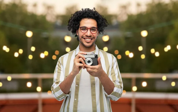 Uomo sorridente o fotografo con macchina fotografica alla festa — Foto Stock