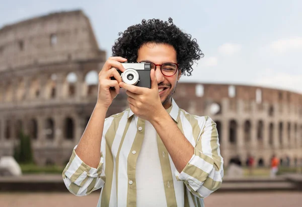 Homme souriant ou photographe avec appareil photo à Rome — Photo