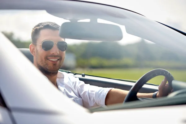 Hombre feliz en gafas de sol conducir coche convertible — Foto de Stock