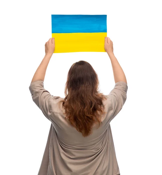 Жінка тримає прапор України — стокове фото
