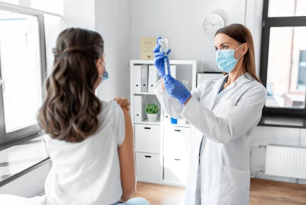 Ärztin mit Spritze impft Patientin — Stockfoto