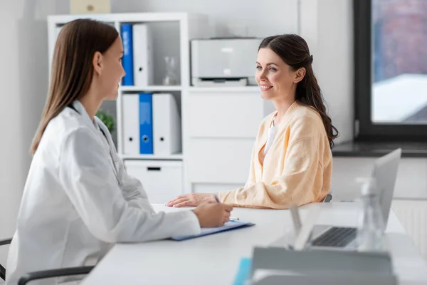 Kobiece spotkanie z lekarzem i pacjentką w klinice — Zdjęcie stockowe