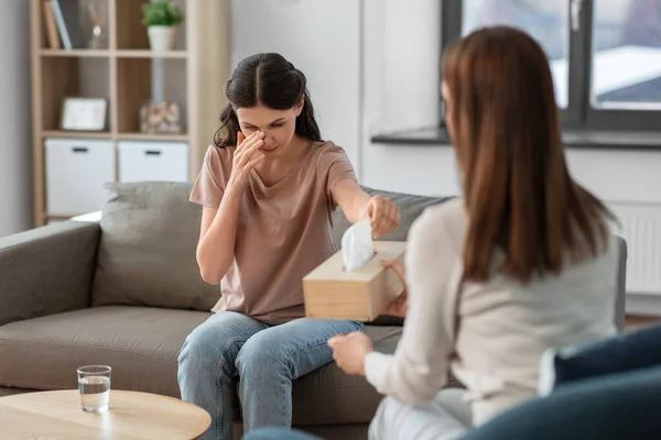 Huilende vrouw en psycholoog bij psychotherapie — Stockfoto