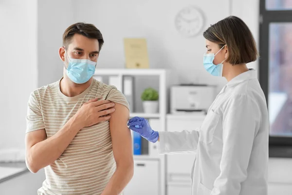 Médico que desinfecta os doentes pele para vacinação — Fotografia de Stock