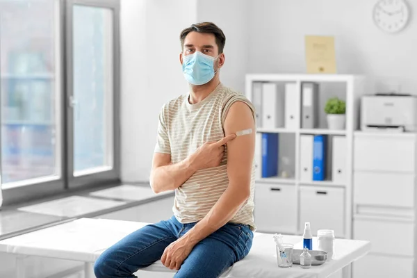 Mužský pacient v masce s náplastí po vakcinaci — Stock fotografie