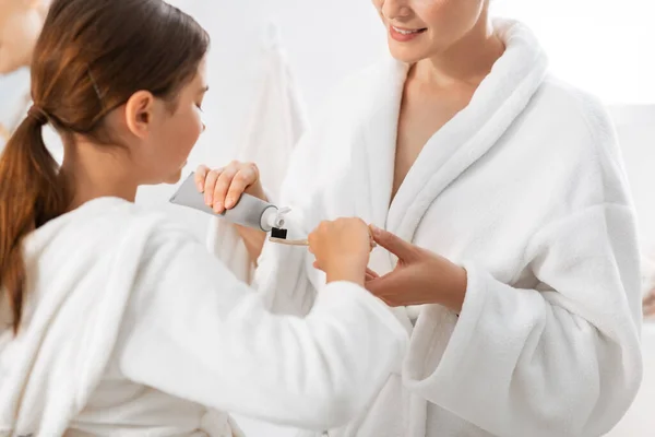 Mother and daughter with toothpaste and toothbrush — Stock Photo, Image