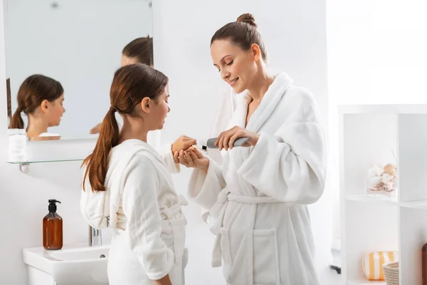 Madre e figlia con dentifricio e spazzolino — Foto Stock