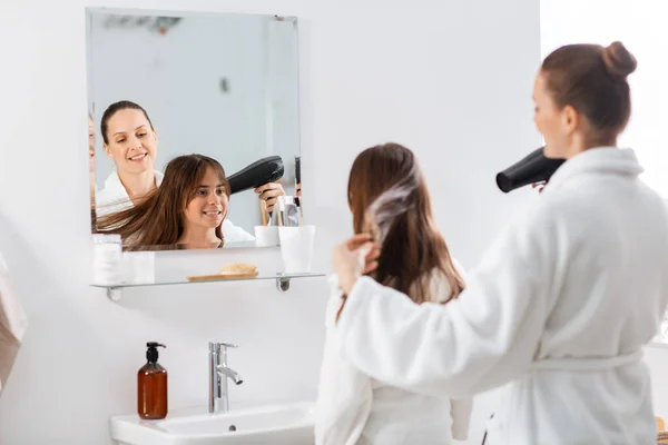Mor och dotter torkar hår i badrummet — Stockfoto