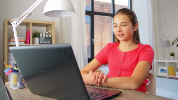 Tonårstjej med bärbar dator som har videosamtal hemma — Stockvideo
