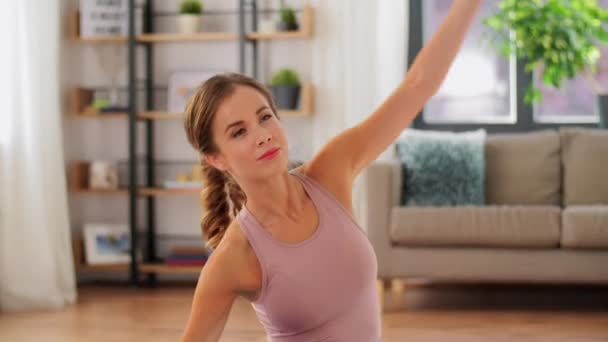 Jeune femme faisant de l'exercice de yoga à la maison — Video