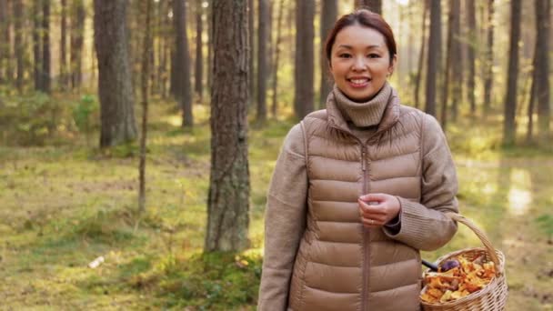 Žena s houbami ukazující palce v lese — Stock video