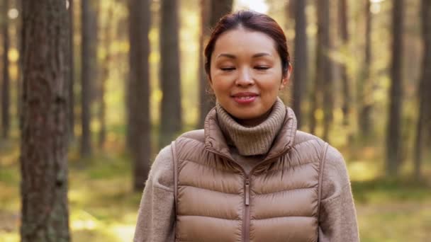 Felice sorridente asiatico giovane donna in foresta — Video Stock