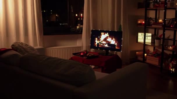 Nappali hangulatos otthon díszített karácsonykor — Stock videók