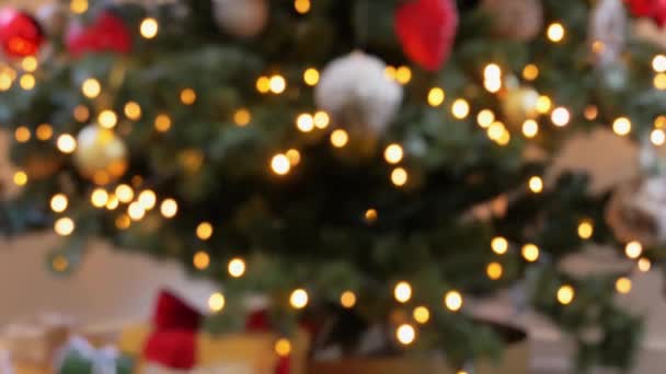 Pohon Natal kabur dihiasi dengan mainan di rumah — Stok Video