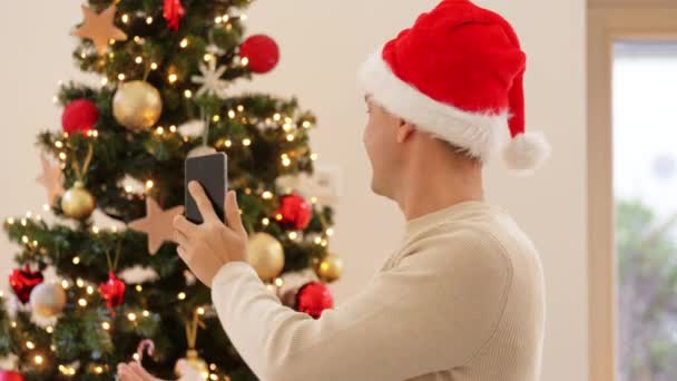 Man med smartphone med videochatt på jul — Stockvideo