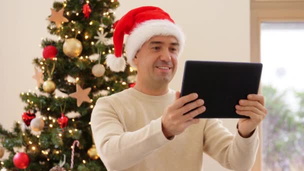 Άνθρωπος με tablet PC έχοντας συνομιλία βίντεο τα Χριστούγεννα — Αρχείο Βίντεο