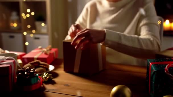 Kobieta otwiera prezent świąteczny w domu — Wideo stockowe