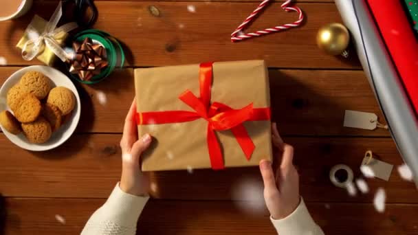 在家里包装圣诞礼物的女人 — 图库视频影像