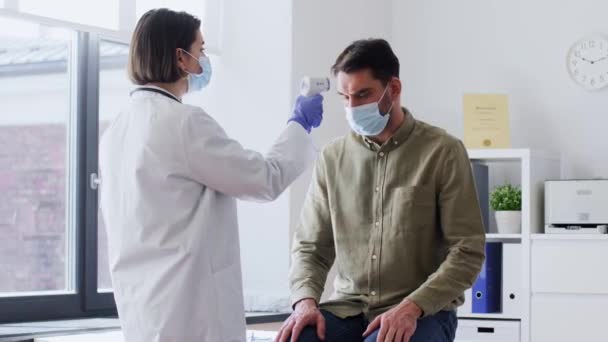 Medico che misura la temperatura dei pazienti in ospedale — Video Stock