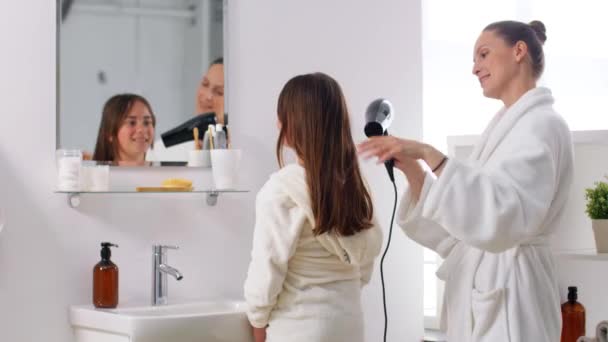 Matka i córka suszenie włosów w łazience — Wideo stockowe