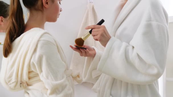 Madre e hija aplicando maquillaje en el baño — Vídeos de Stock