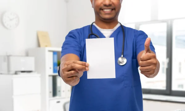Glimlachende arts of mannelijke verpleegkundige met recept — Stockfoto