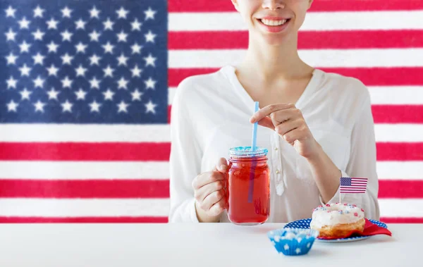 Счастливая женщина празднует День независимости Америки Стоковая Картинка