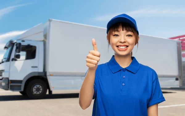 Delivery woman showing thumbs up over truck — Stock Photo, Image