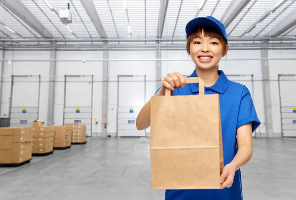 Mulher de entrega com comida takeaway em saco de papel — Fotografia de Stock