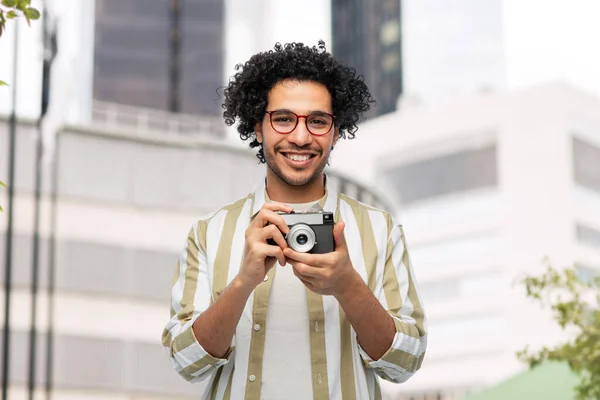 Usmívající se muž nebo fotograf s filmovou kamerou — Stock fotografie