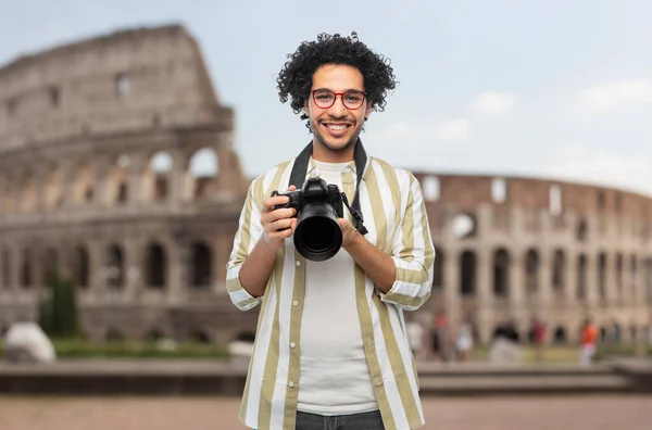 Uomo sorridente o fotografo con macchina fotografica a roma — Foto Stock