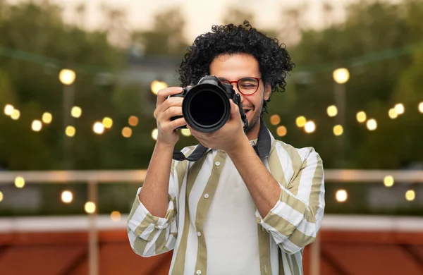 Hombre o fotógrafo con cámara digital en la fiesta —  Fotos de Stock