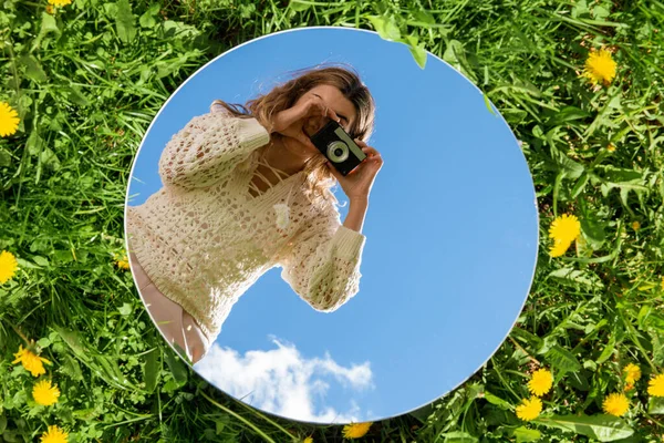 Yuvarlak aynada kamera yansıması olan kadın — Stok fotoğraf