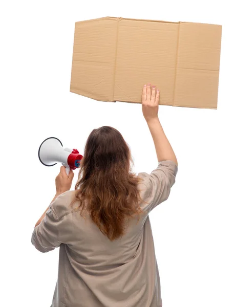 Mujer con megáfono protestando por manifestación — Foto de Stock