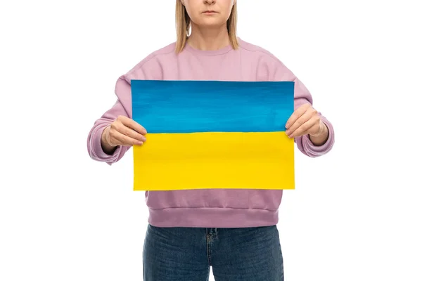 Mulher segurando bandeira da Ucrânia — Fotografia de Stock