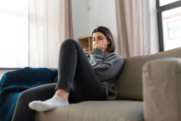 Gestresste Frau sitzt zu Hause auf Sofa — Stockfoto