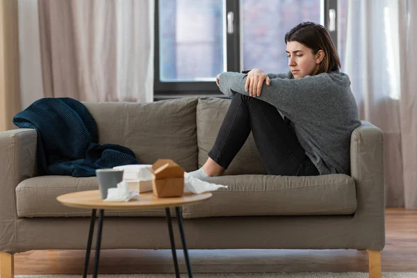 Stresszes nő ül a kanapén otthon — Stock Fotó