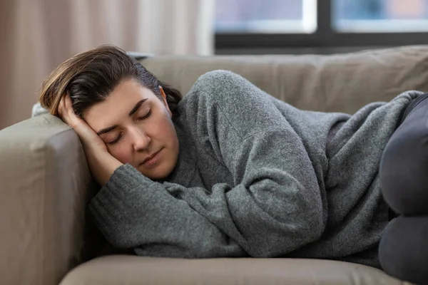 Mujer deprimida acostada en el sofá en casa — Foto de Stock