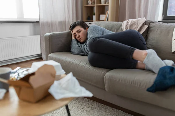 Mujer deprimida acostada en el sofá en casa — Foto de Stock
