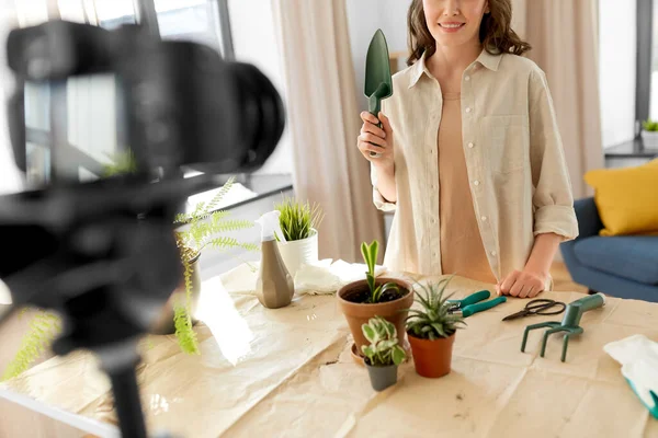 Femme heureuse ou blogueur plantation de fleurs à la maison — Photo