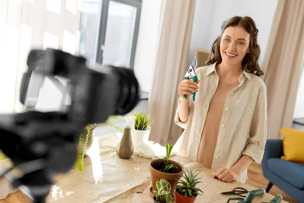 Mulher feliz ou blogueiro plantando flores em casa — Fotografia de Stock